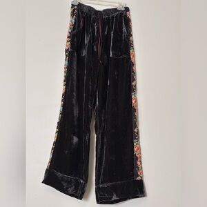 ARRATTA Silent Journey Velvet - Velour Floral Side Wide Leg Pants